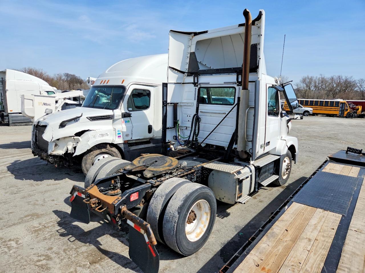 2017 Volvo Vn VIN 4V4N39TGXHN988160 photo 4