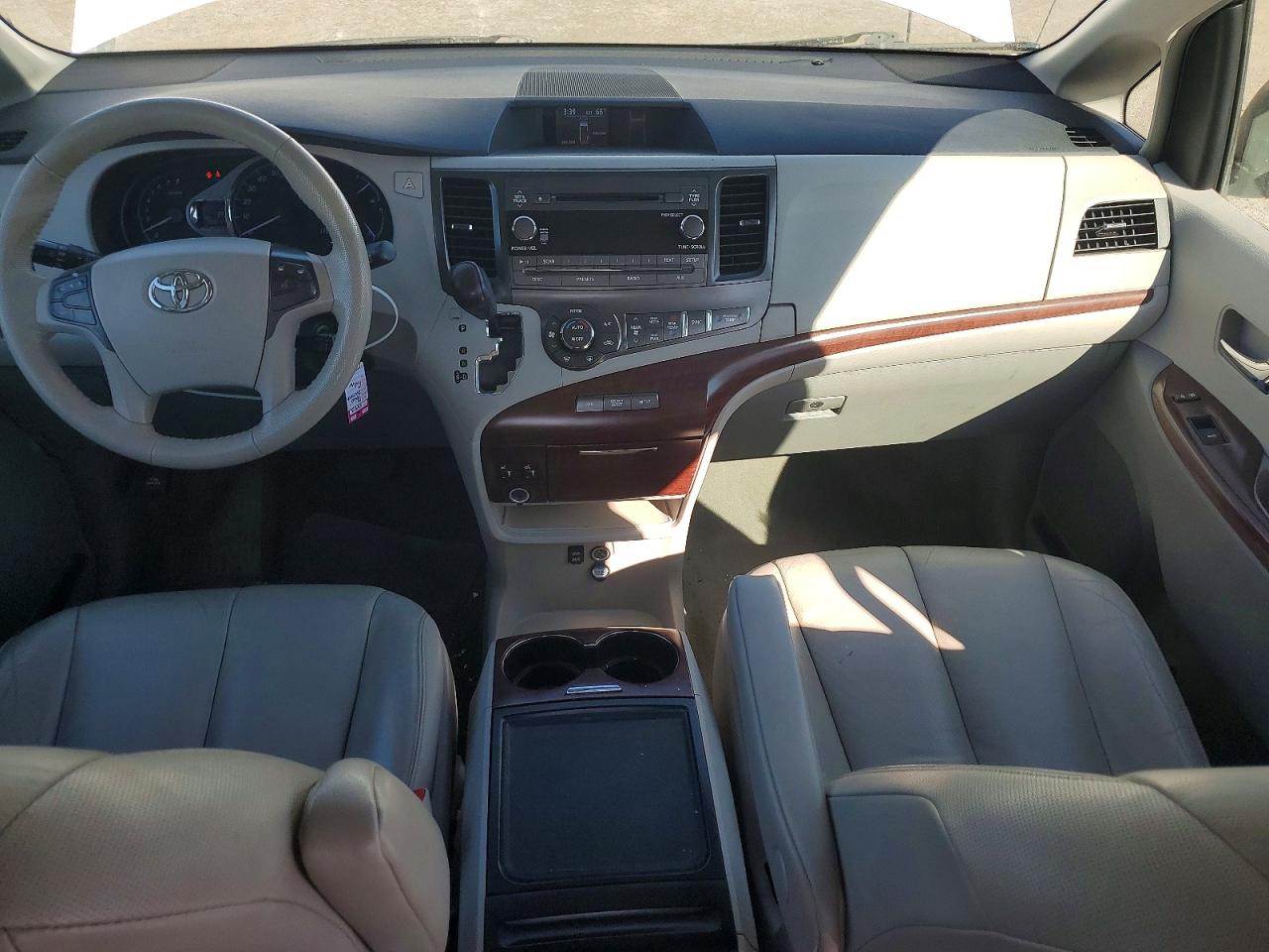 2014 Toyota Sienna VIN 5TDYK3DC4ES450354 photo 8