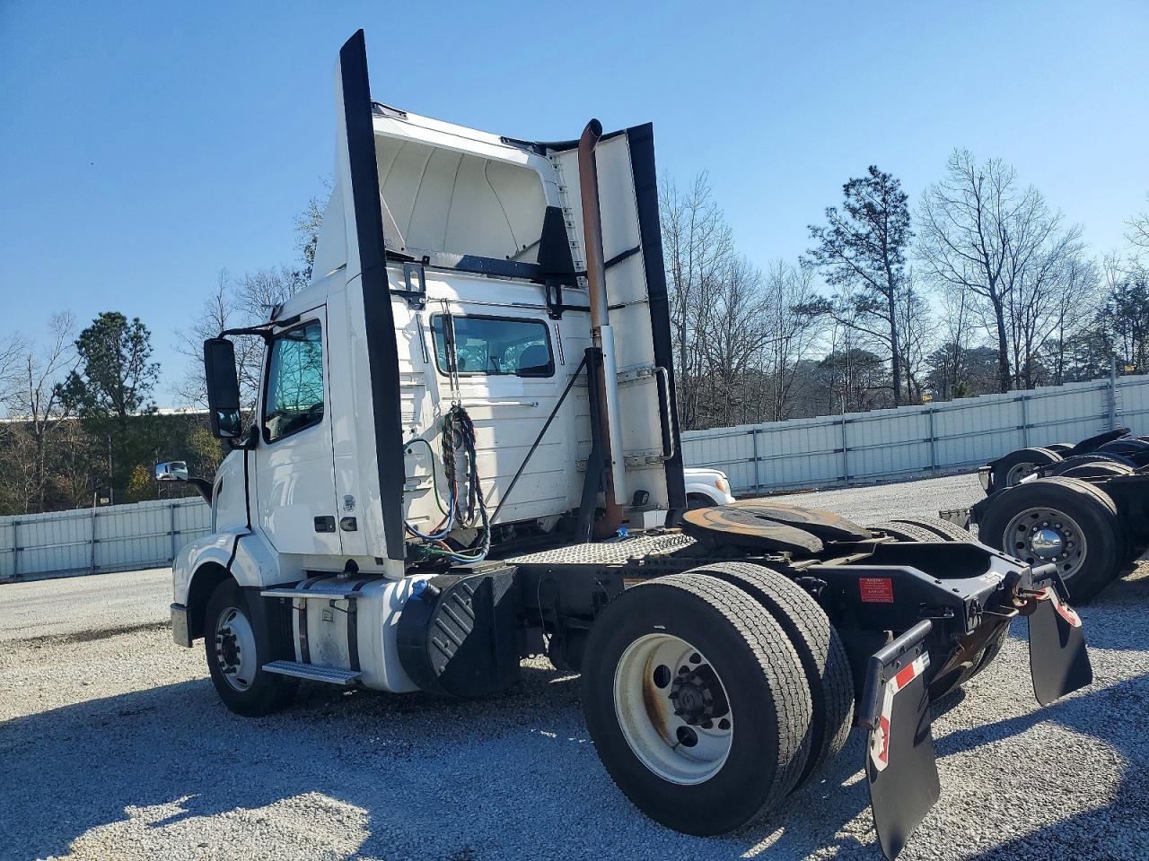 2017 Volvo Vn VIN 4V4N39TG7HN988035 photo 3