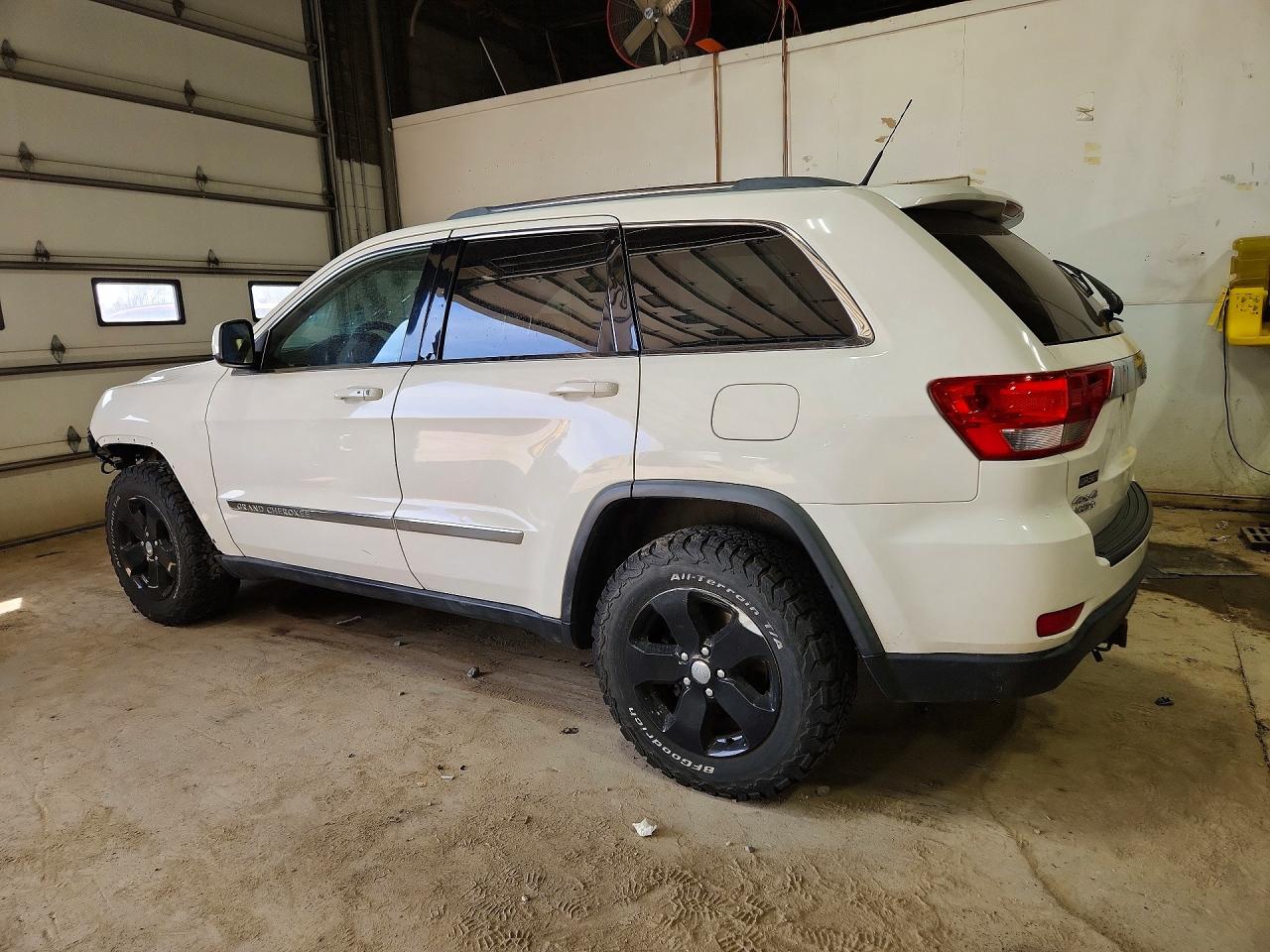 2011 Jeep Grand cher VIN 1J4RR4GG2BC656428 photo 2