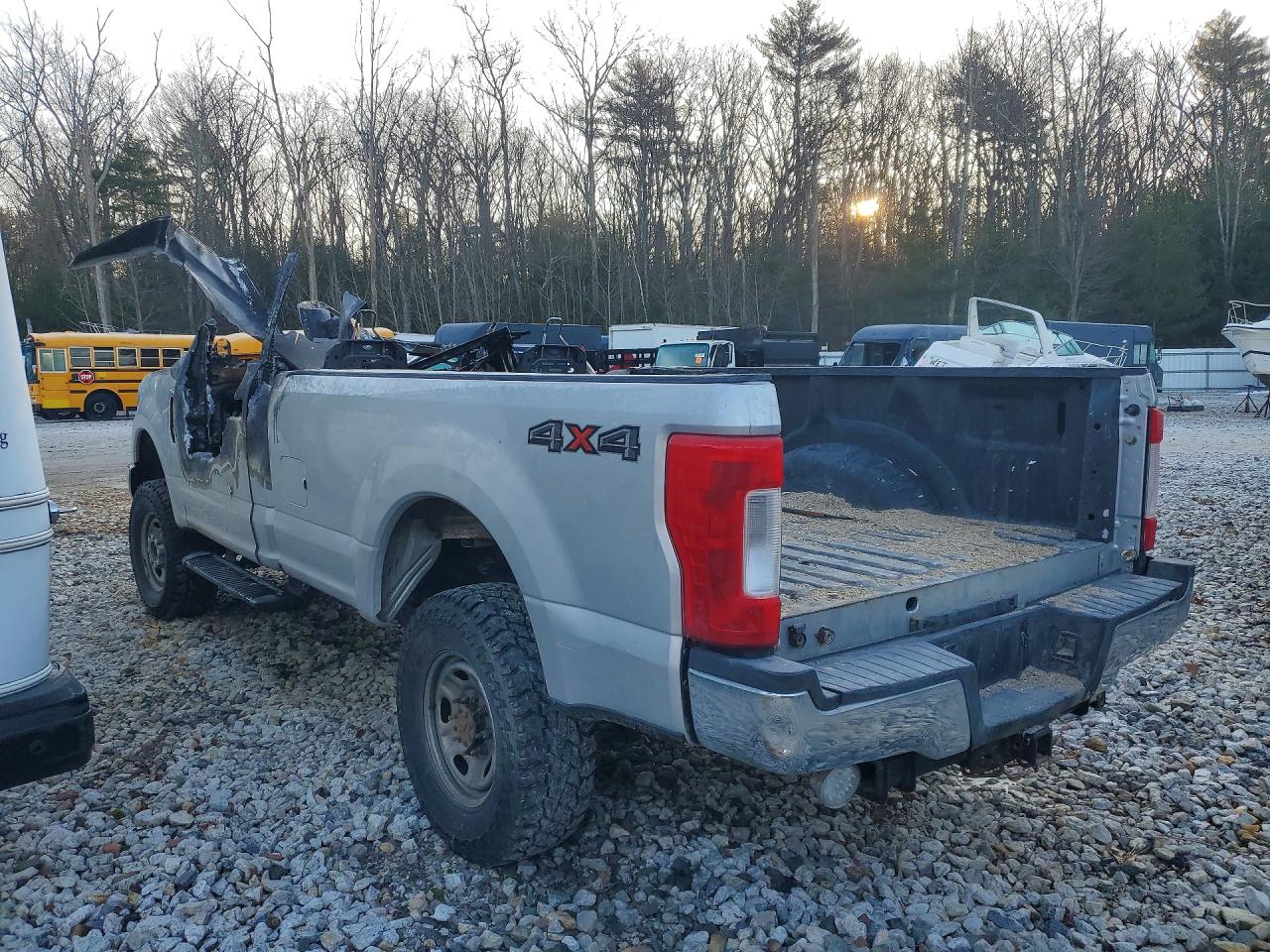 2019 Ford F350 VIN 1FTRF3B60KEG28865 photo 2