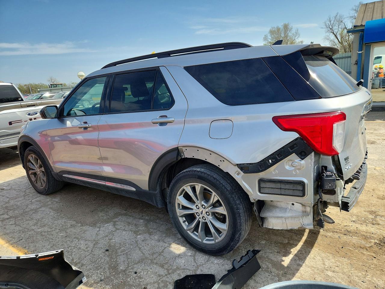 2021 Ford Explorer VIN 1FMSK8DH7MGC01887 photo 2