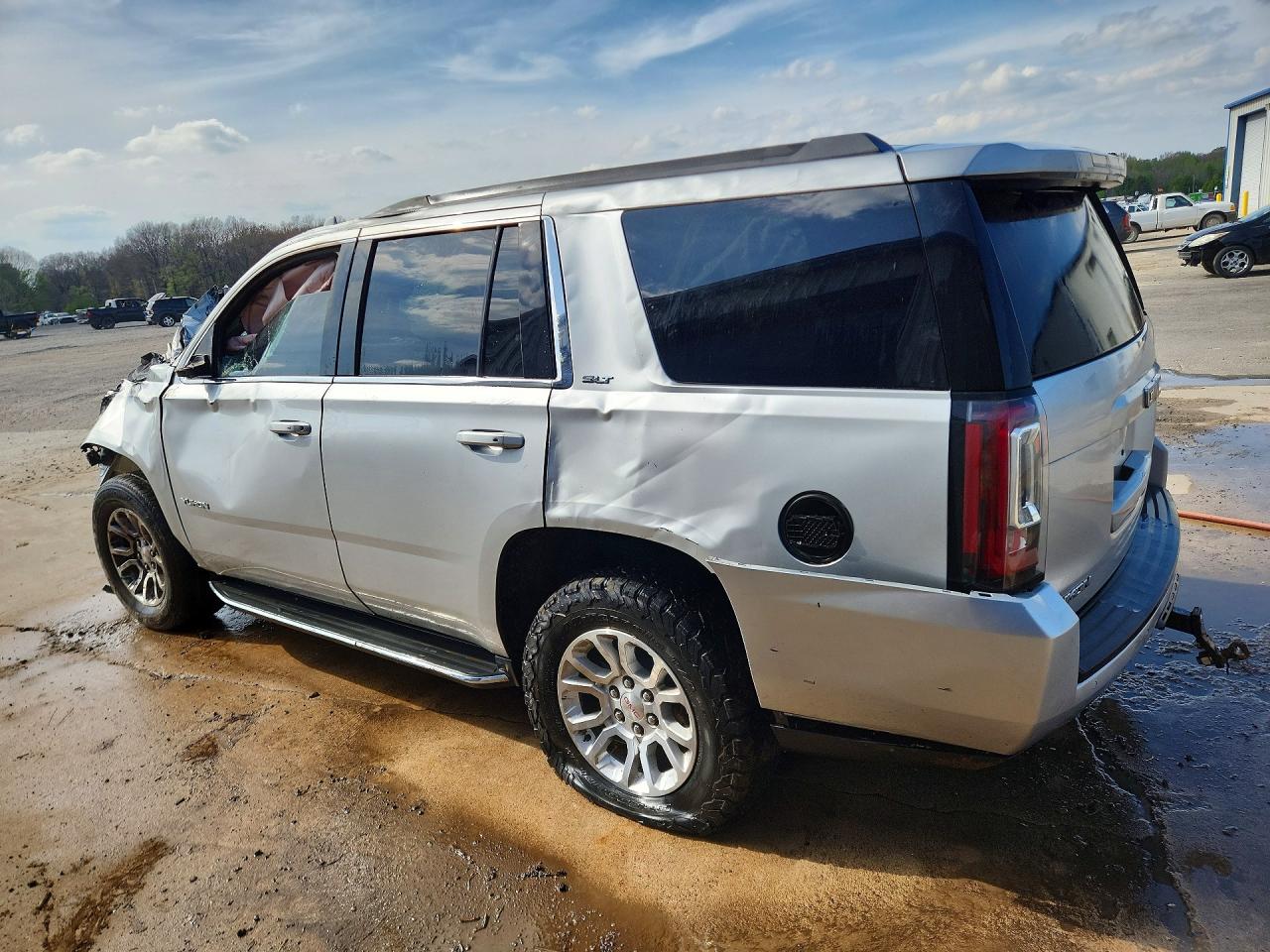 2018 GMC Yukon VIN 1GKS2BKCXJR302466 photo 2