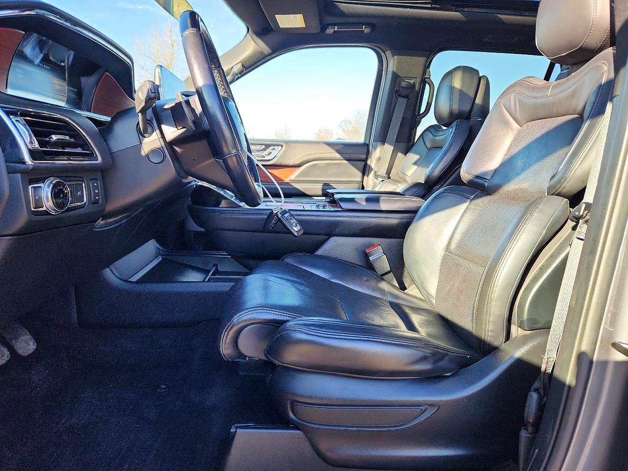 2021 Lincoln Navigator VIN 5LMJJ2LT1MEL15216 photo 7