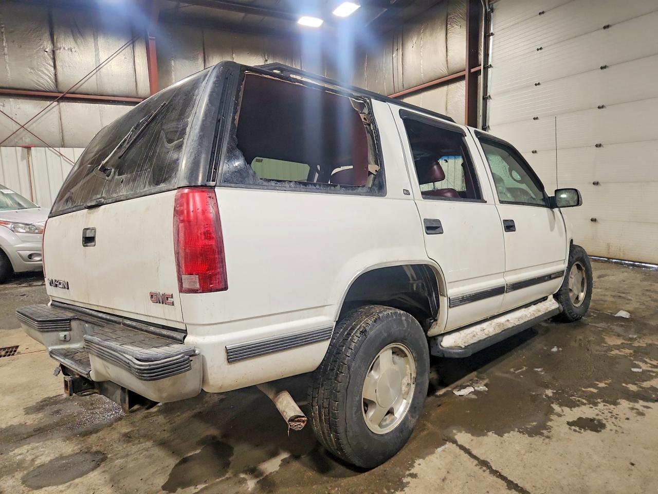 1999 GMC Yukon VIN 1GKEK13R9XJ725251 photo 3