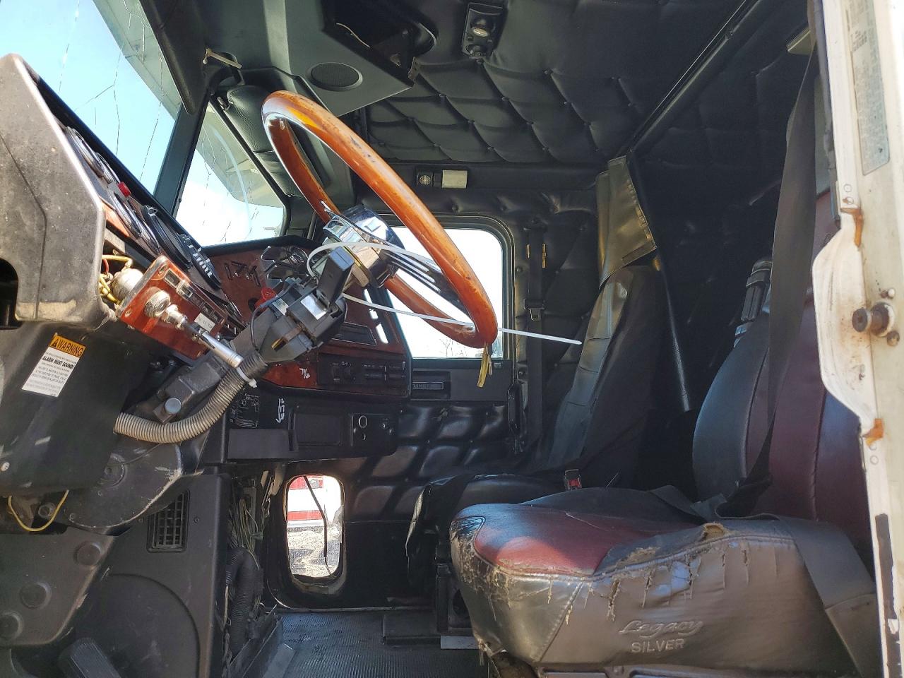 2000 FREIGHTLINER All other VIN 1FVNDXYB1YPF59320 photo 5