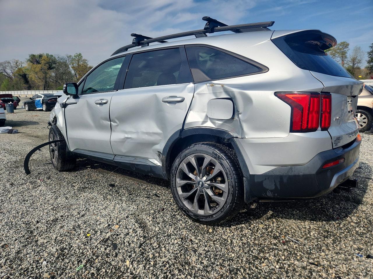 2021 Kia Sorento VIN 5XYRKDLF1MG042802 photo 2