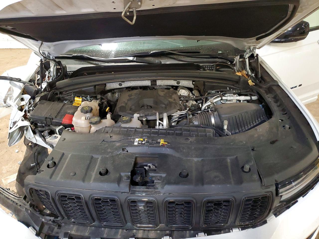 2024 Jeep Cherokee VIN 1C4RJYB67R8955610 photo 12