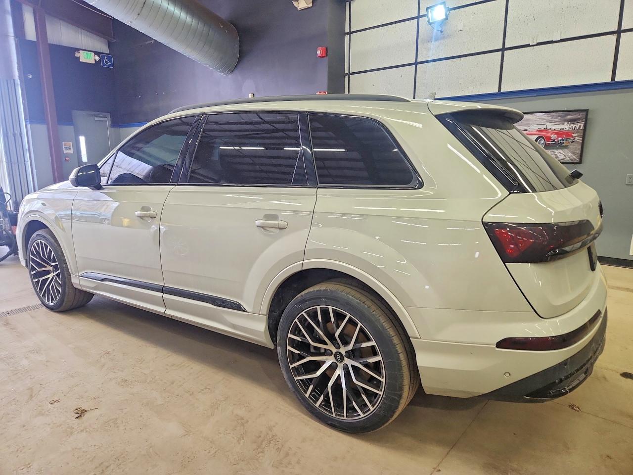 2022 Audi Q7 VIN WA1LXBF73ND004546 photo 2