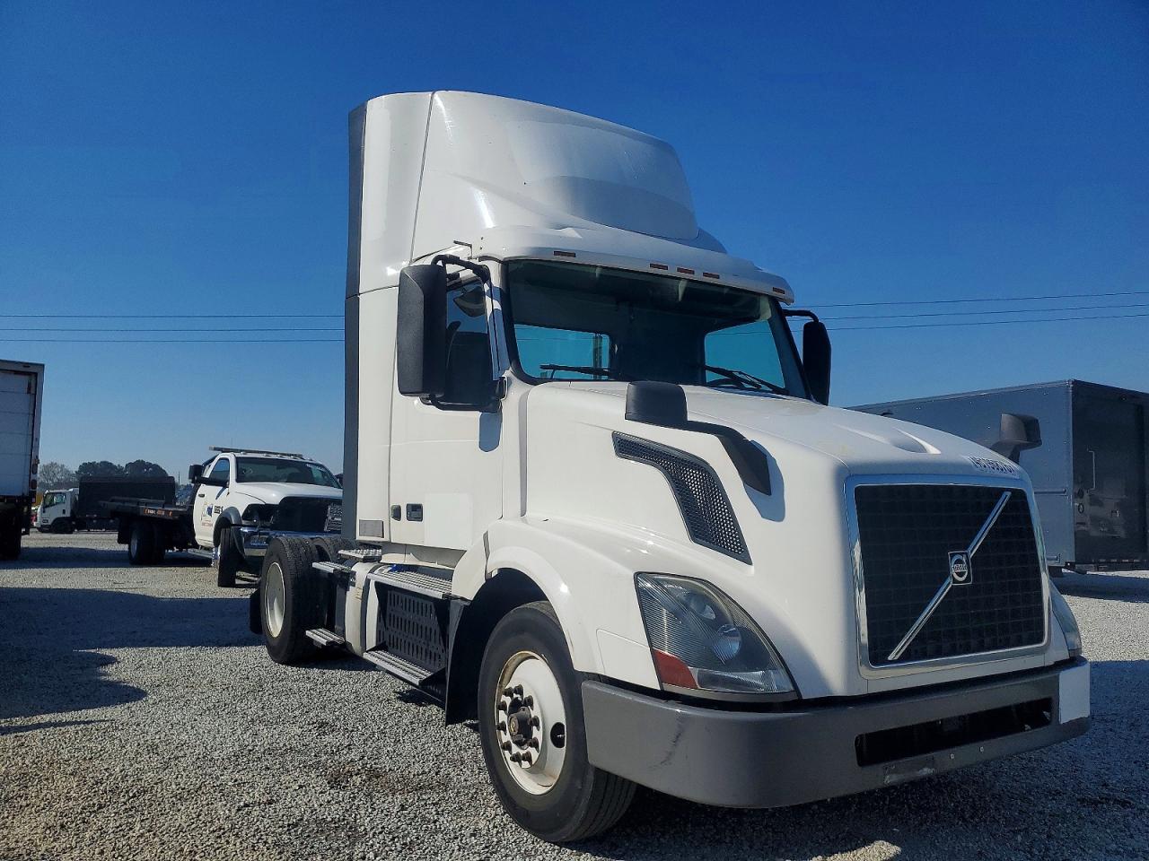2017 Volvo Vn VIN 4V4N39TG7HN988035 photo 1