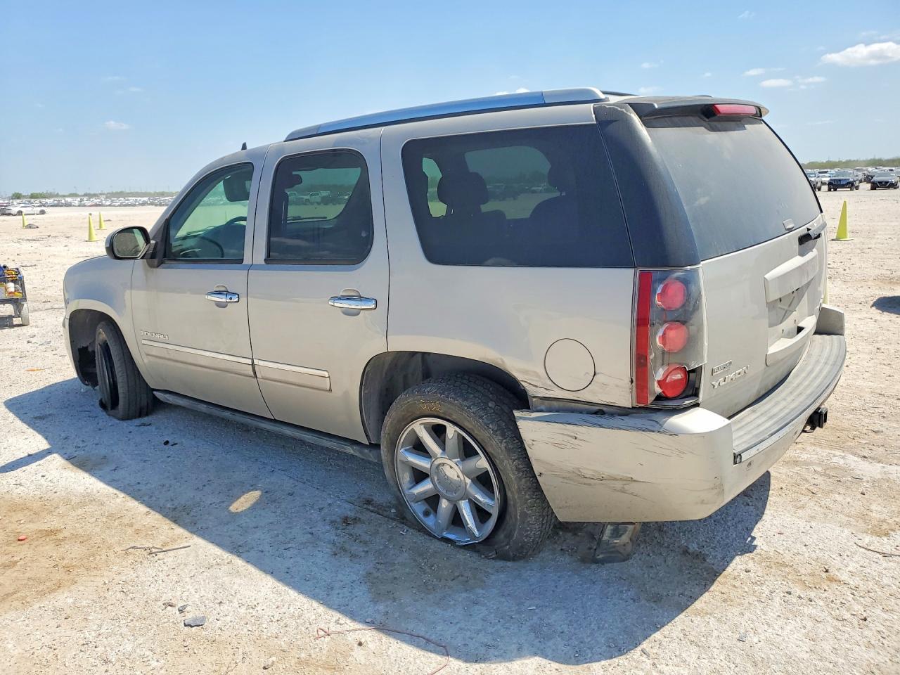 2009 GMC Yukon VIN 1GKFC03279R127307 photo 2