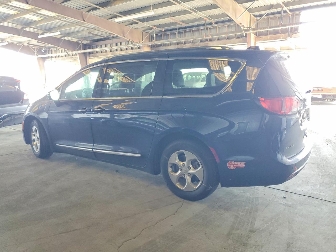 2018 Chrysler Pacifica VIN 2C4RC1N79JR230136 photo 2