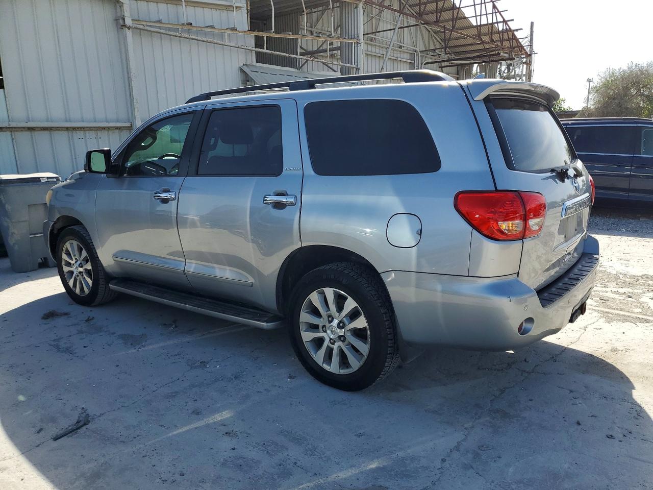2013 Toyota Sequoia VIN 5TDKY5G14DS049685 photo 2