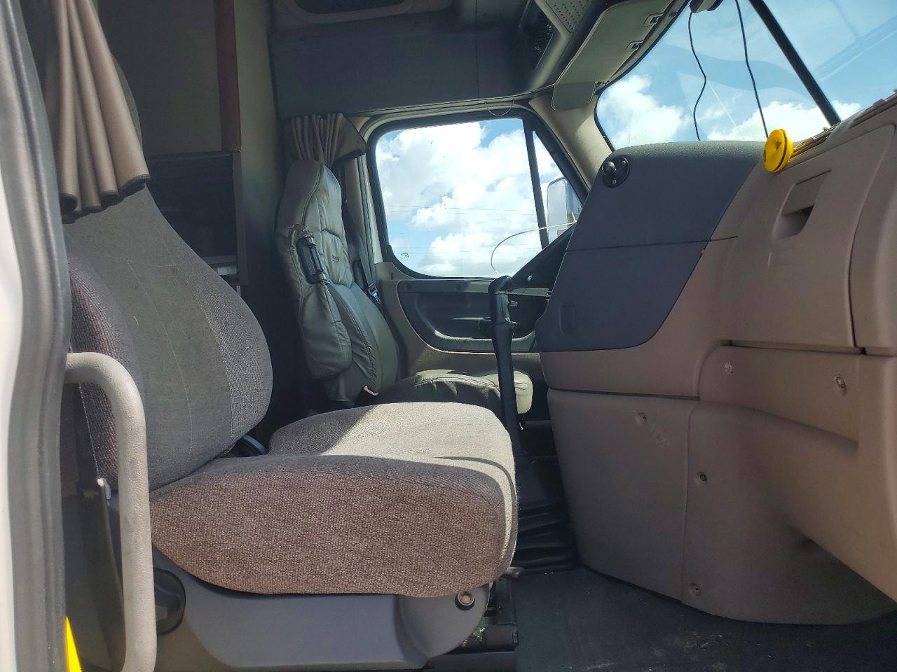 2013 FREIGHTLINER All models VIN 1FUJGLDR4DSFB0637 photo 5