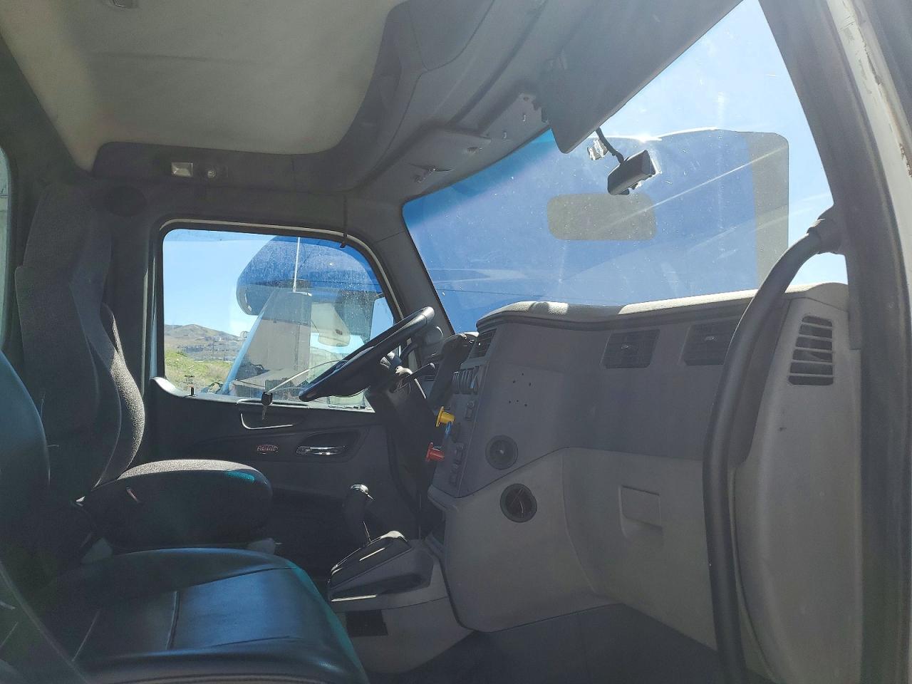 2017 PETERBILT All models VIN 1XPBD49X9HD430858 photo 5