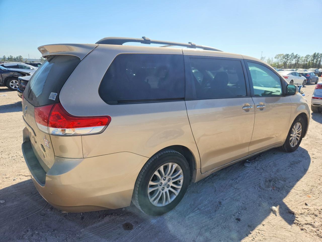 2011 TOYT Sienna VIN 5TDYK3DC6BS007280 photo 3