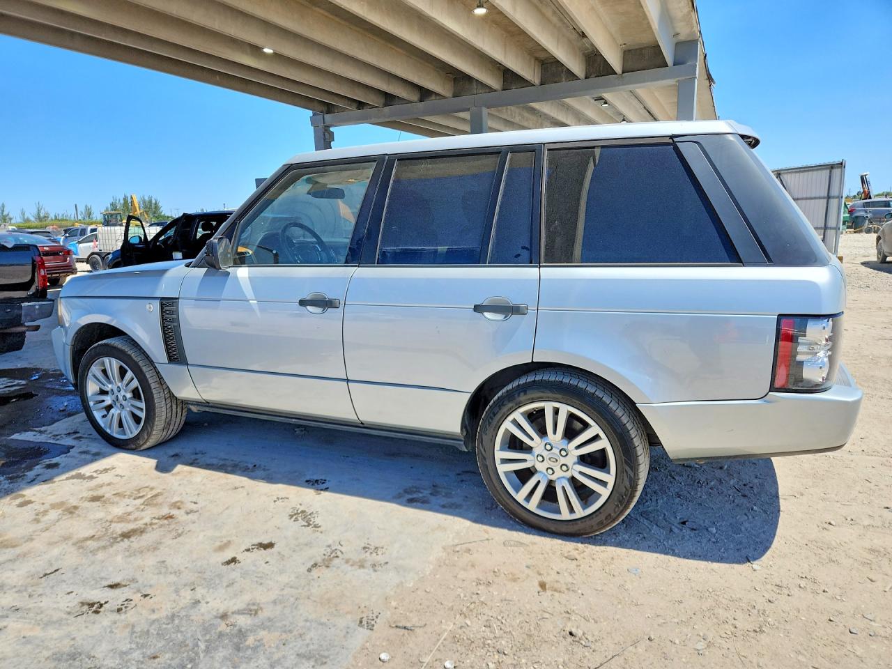 2011 Land Rangerover VIN SALMF1D44BA334556 photo 2