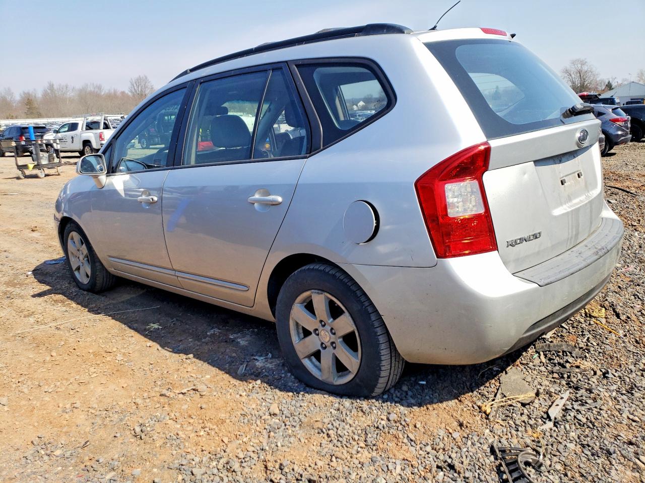 2008 Kia Rondo VIN KNAFG525487163360 photo 2