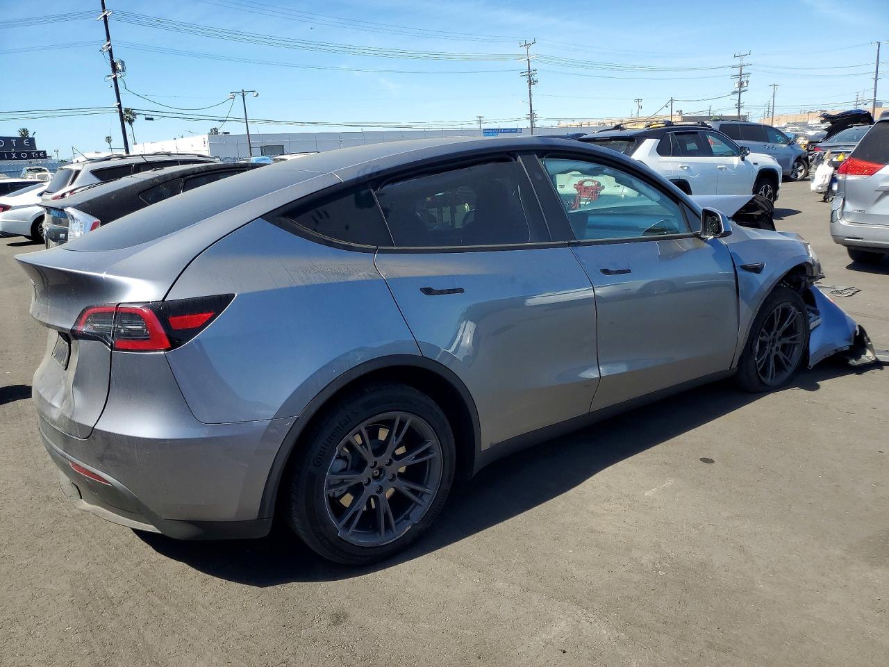 2024 Tesla Model y VIN 7SAYGDED7RF211585 photo 3