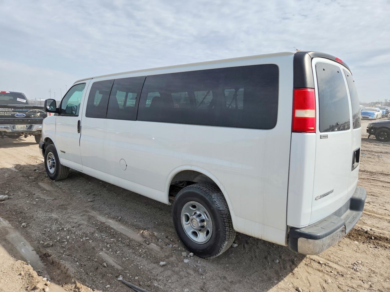 2007 CHEV Express VIN 1GAHG39U371166676 photo 2