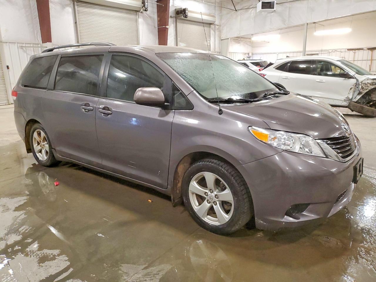 2013 Toyota Sienna VIN 5TDKK3DC8DS345711 photo 4
