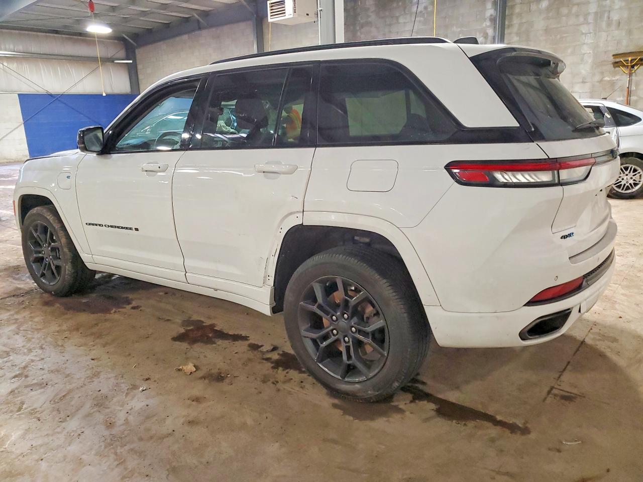 2024 Jeep Cherokee VIN 1C4RJYB67R8955610 photo 2