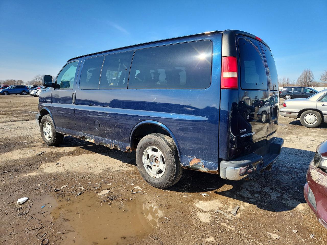 2007 Chevrolet Express VIN 1GNFG15Z371180363 photo 2