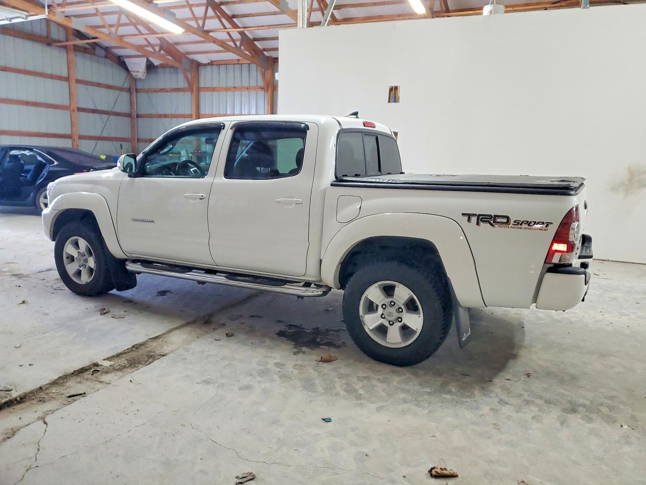 2015 TOYOTA Tacoma v6 VIN 3TMLU4EN9FM200362 photo 2