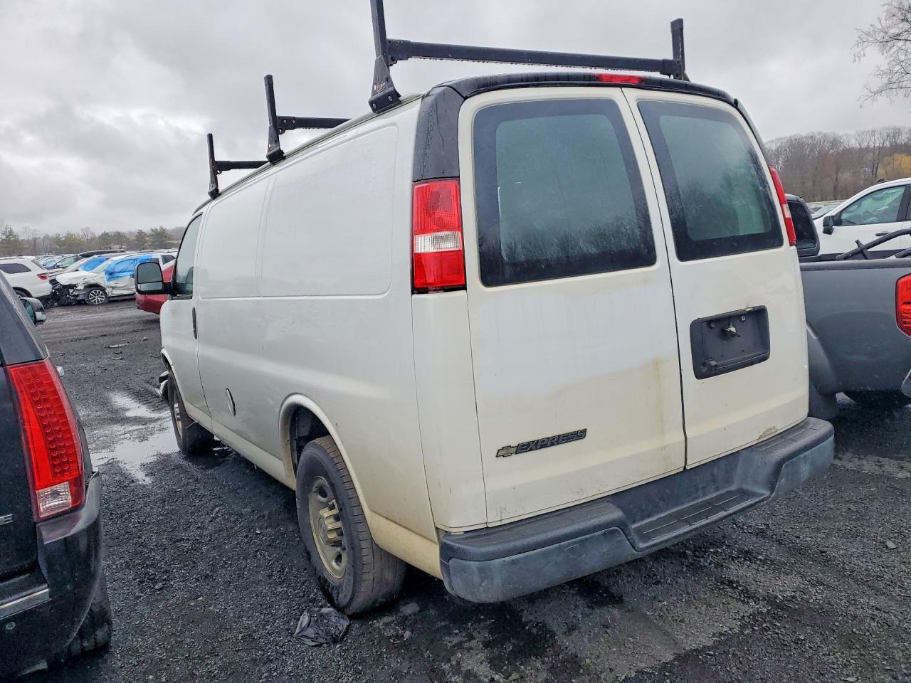 2018 CHEV Express VIN 1GCWGAFB7J1345722 photo 2