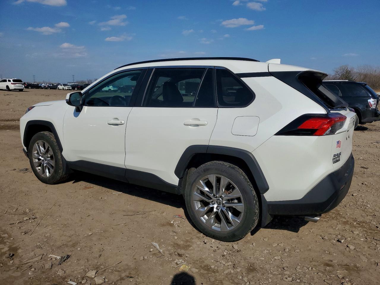 2021 Toyota Rav4 VIN 2T3A1RFV3MW209128 photo 2