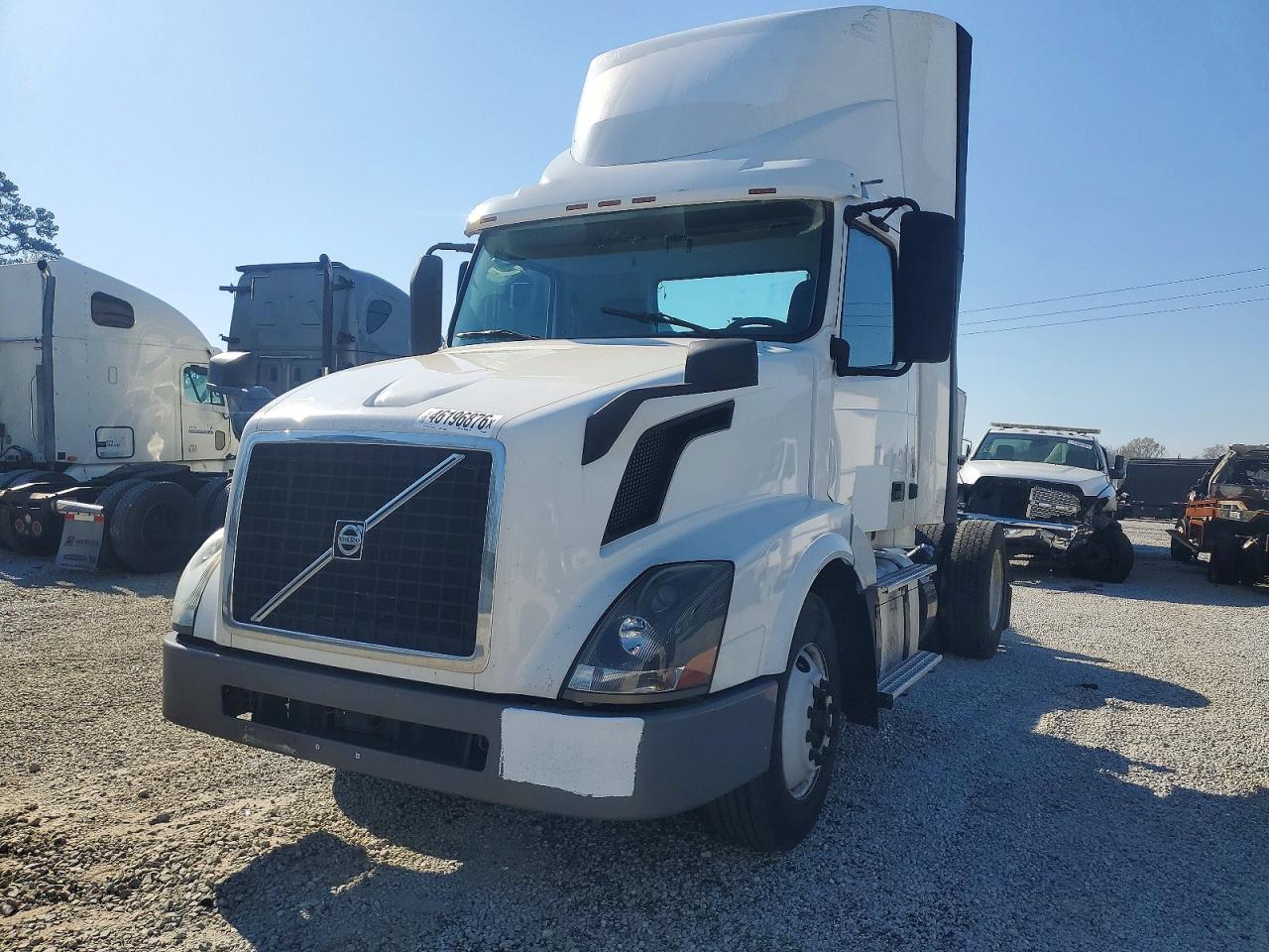 2017 Volvo Vn VIN 4V4N39TG7HN988035 photo 2