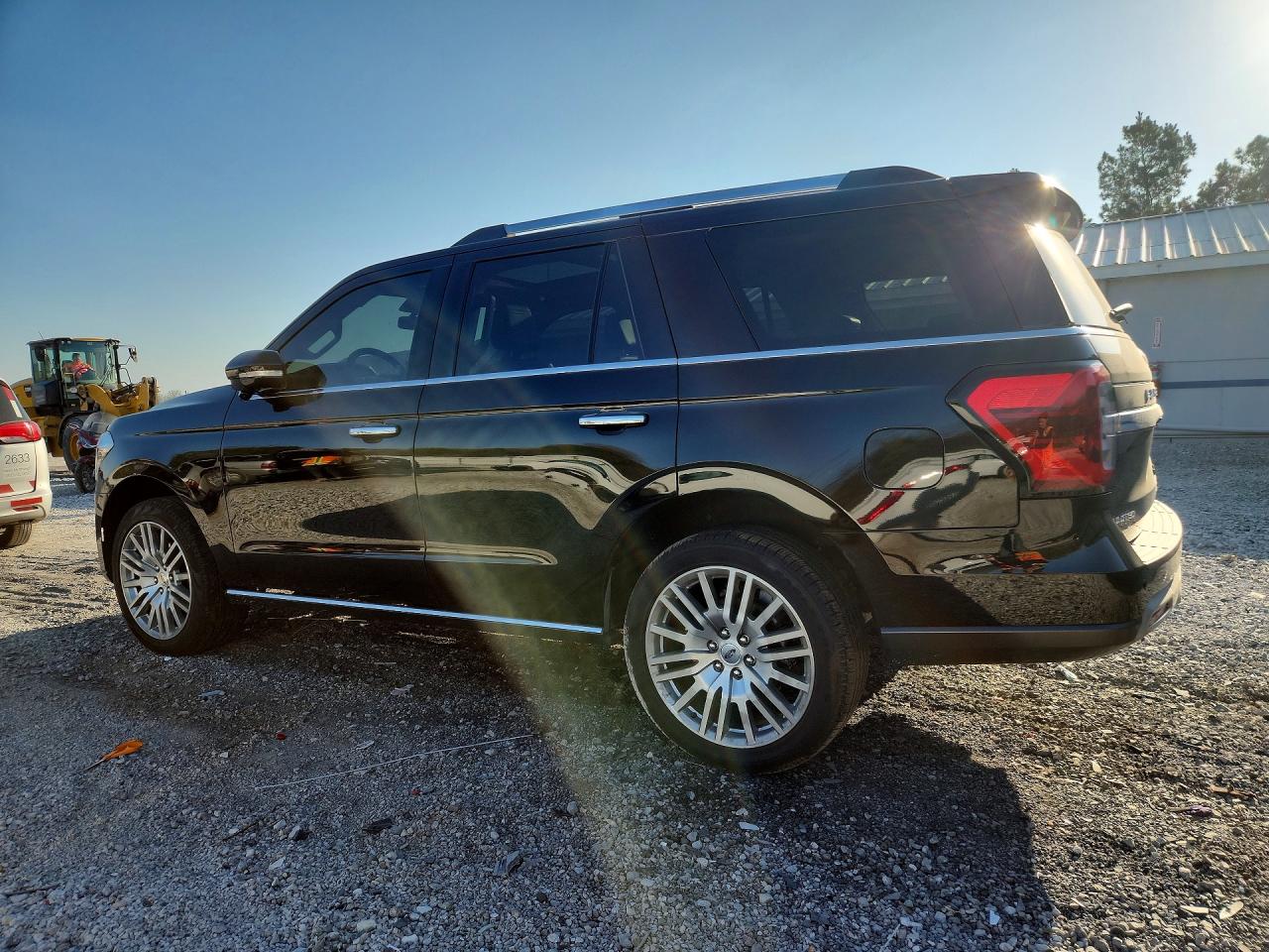 2024 Ford Expedition VIN 1FMJU1K81REA97903 photo 2