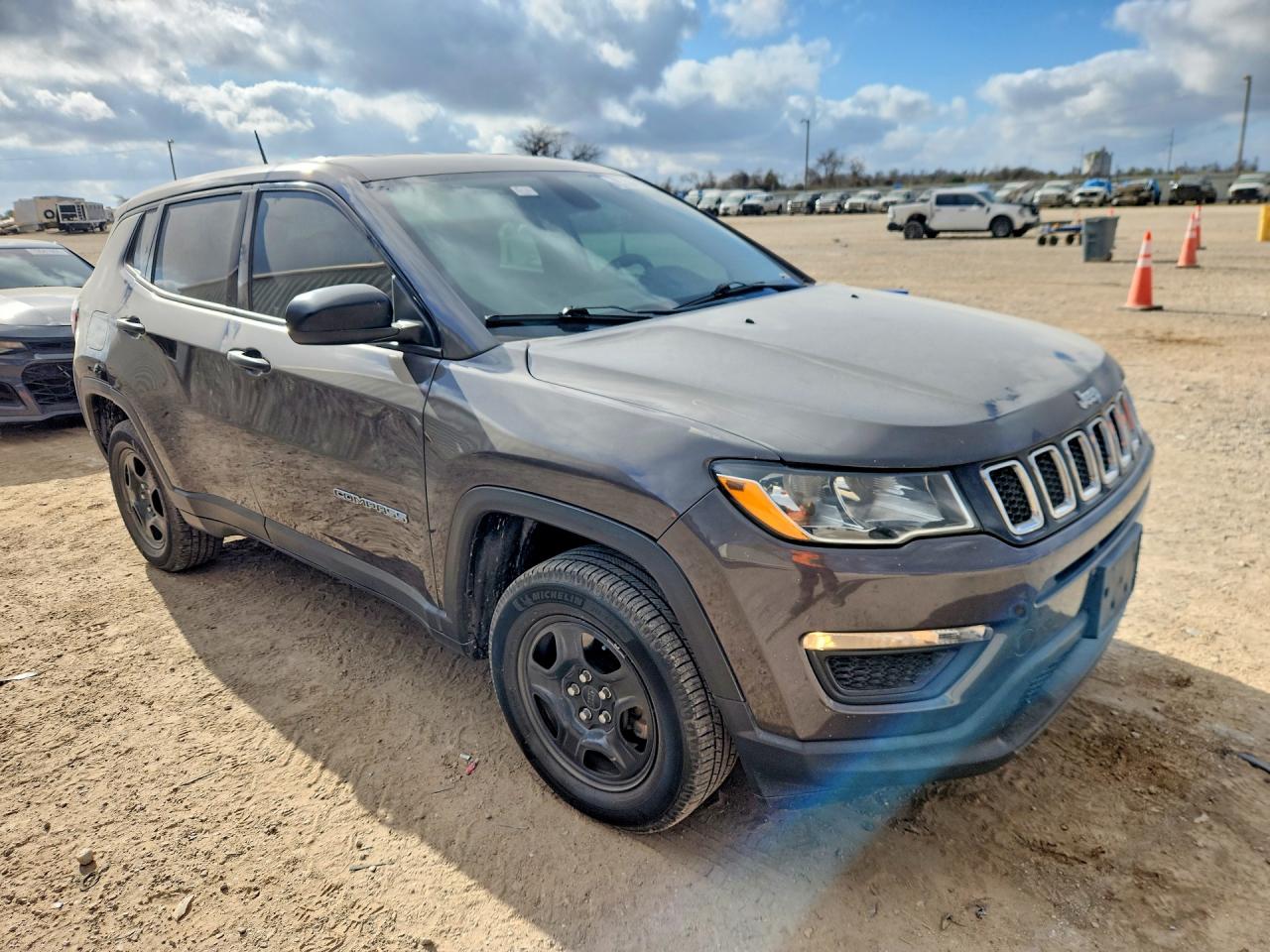 2018 Compass VIN 3C4NJDAB8JT135676 photo 4