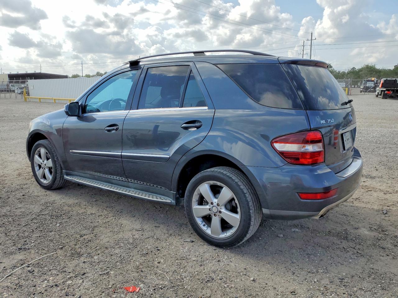 2010 Mercedes-Benz M-class VIN 4JGBB5GB5AA624049 photo 2