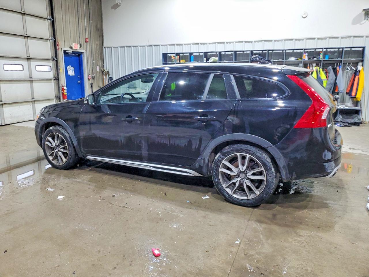 2017 Volvo V60 VIN YV440MWK1H1024635 photo 2