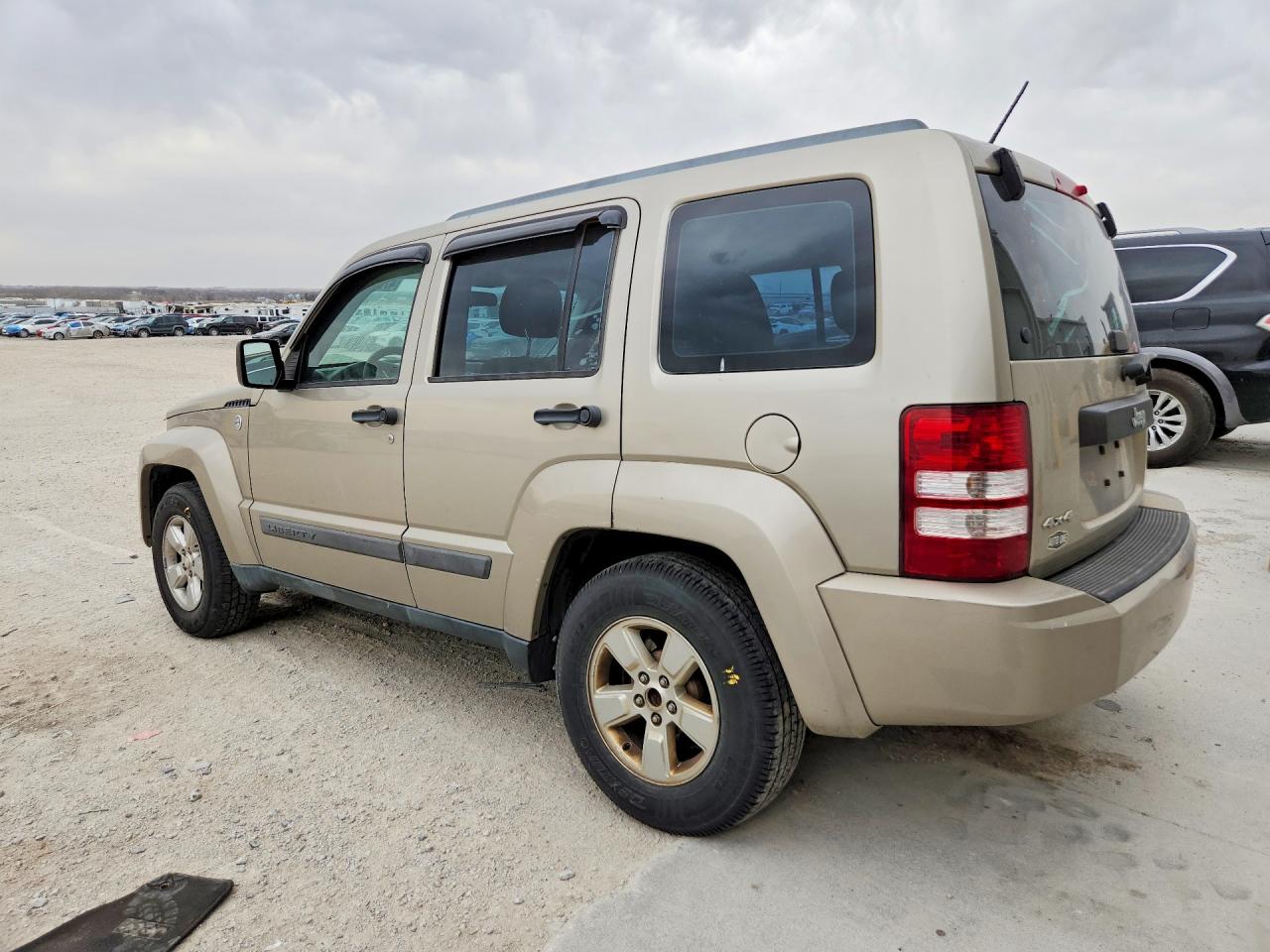 2011 Jeep Liberty VIN 1J4PN2GK7BW565469 photo 2