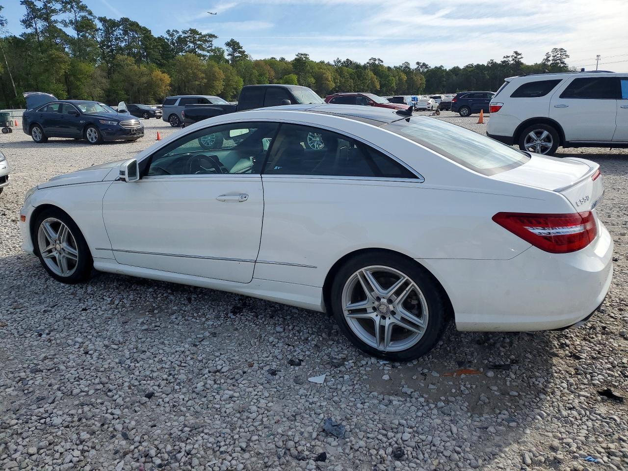 2013 Mercedes-Benz E-class VIN WDDKJ7DB9DF212530 photo 2