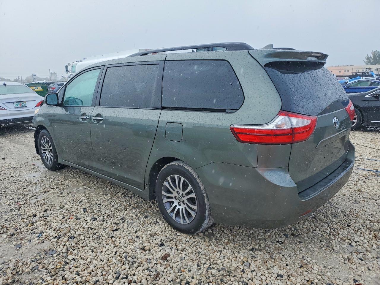 2018 Toyota Sienna VIN 5TDYZ3DC0JS942398 photo 2