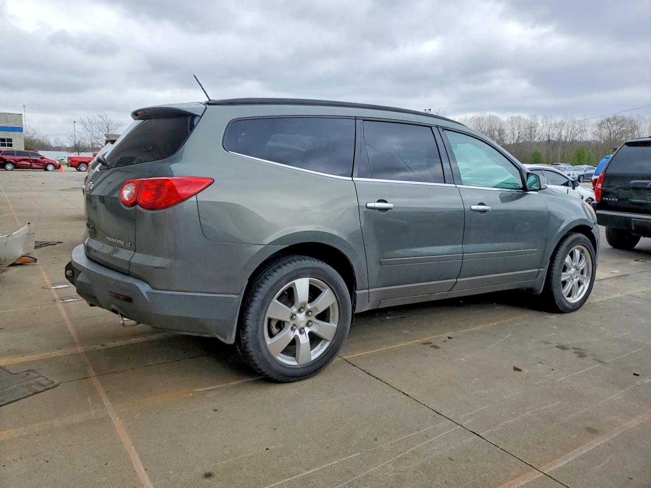 2010 CHEV Traverse VIN 1GNLRGED0AJ221513 photo 3