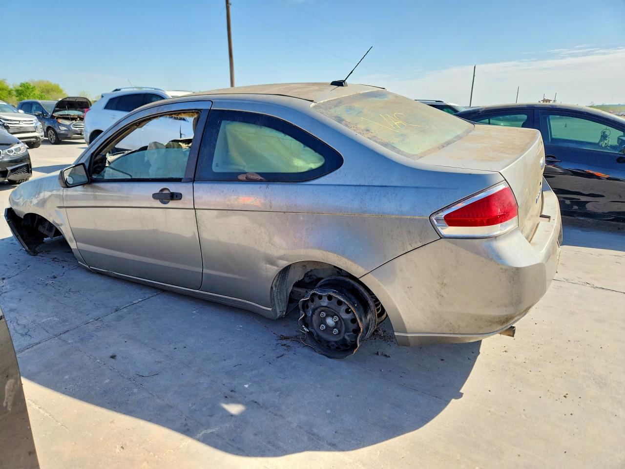 2008 Ford Focus VIN 1FAHP32N98W211060 photo 2