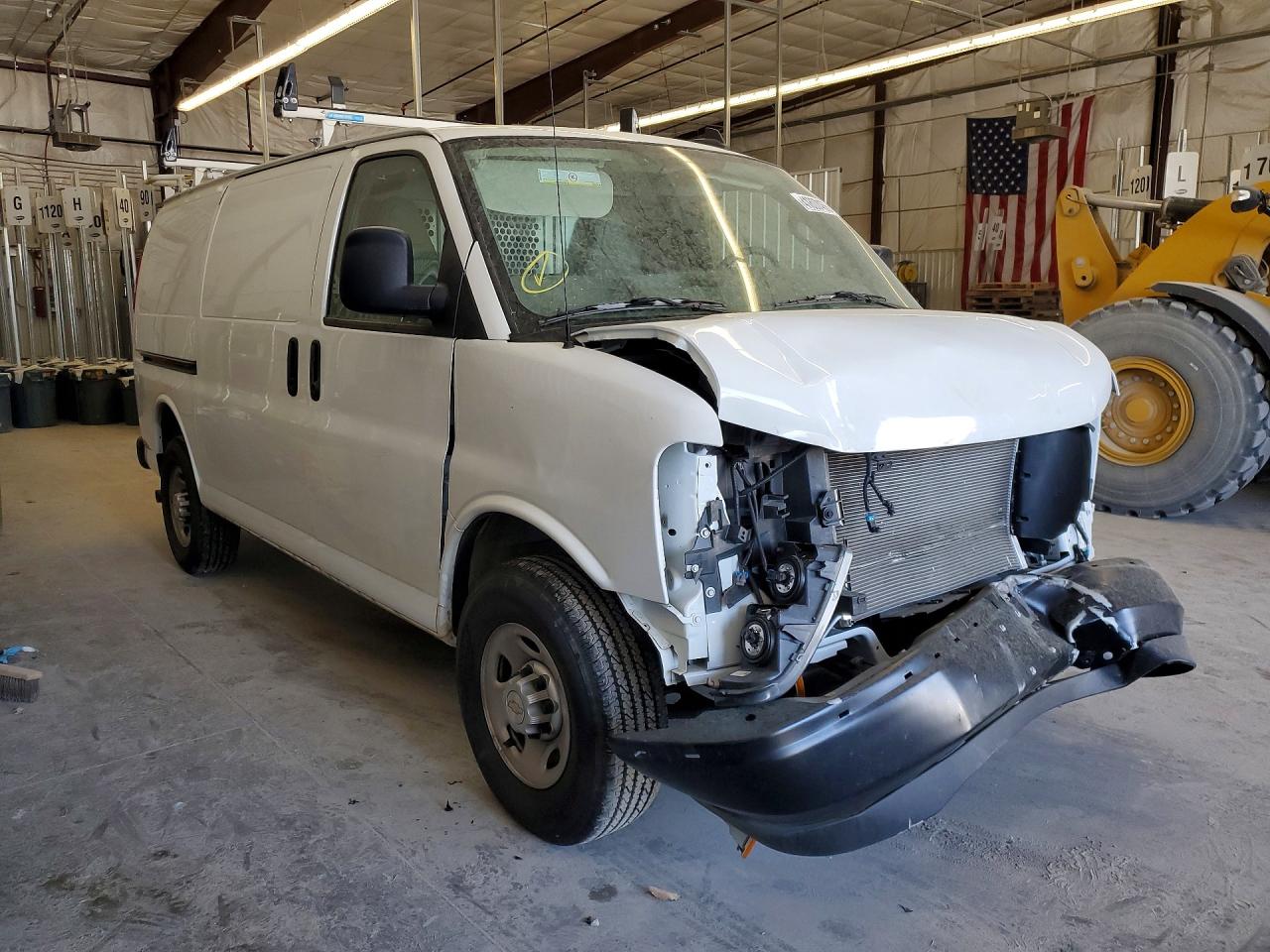 2025 Chevrolet Express VIN 1GCWGAFP6S1189430 photo 4