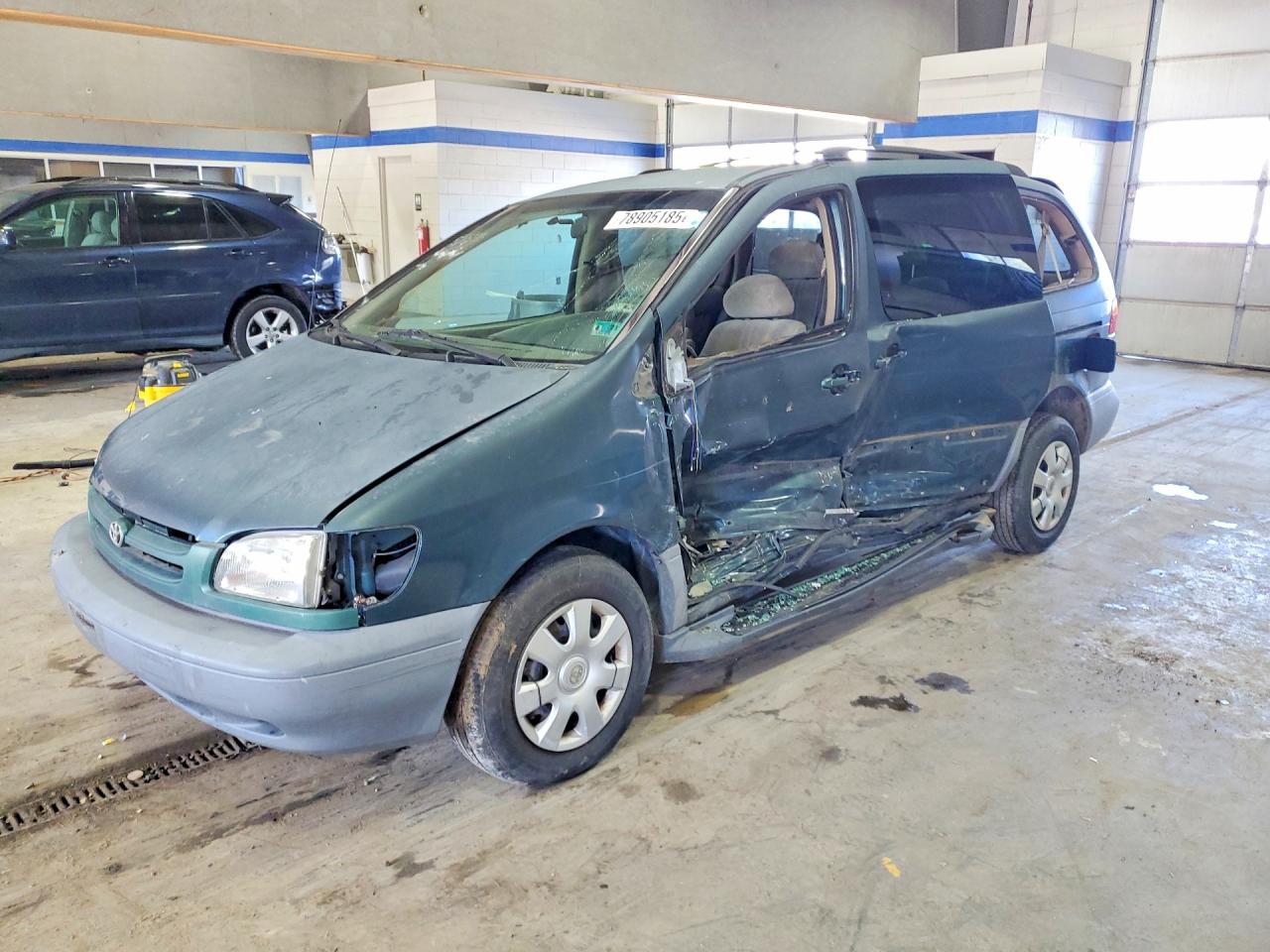 1998 Toyota Sienna VIN 4T3ZF13C4WU036067 photo 1