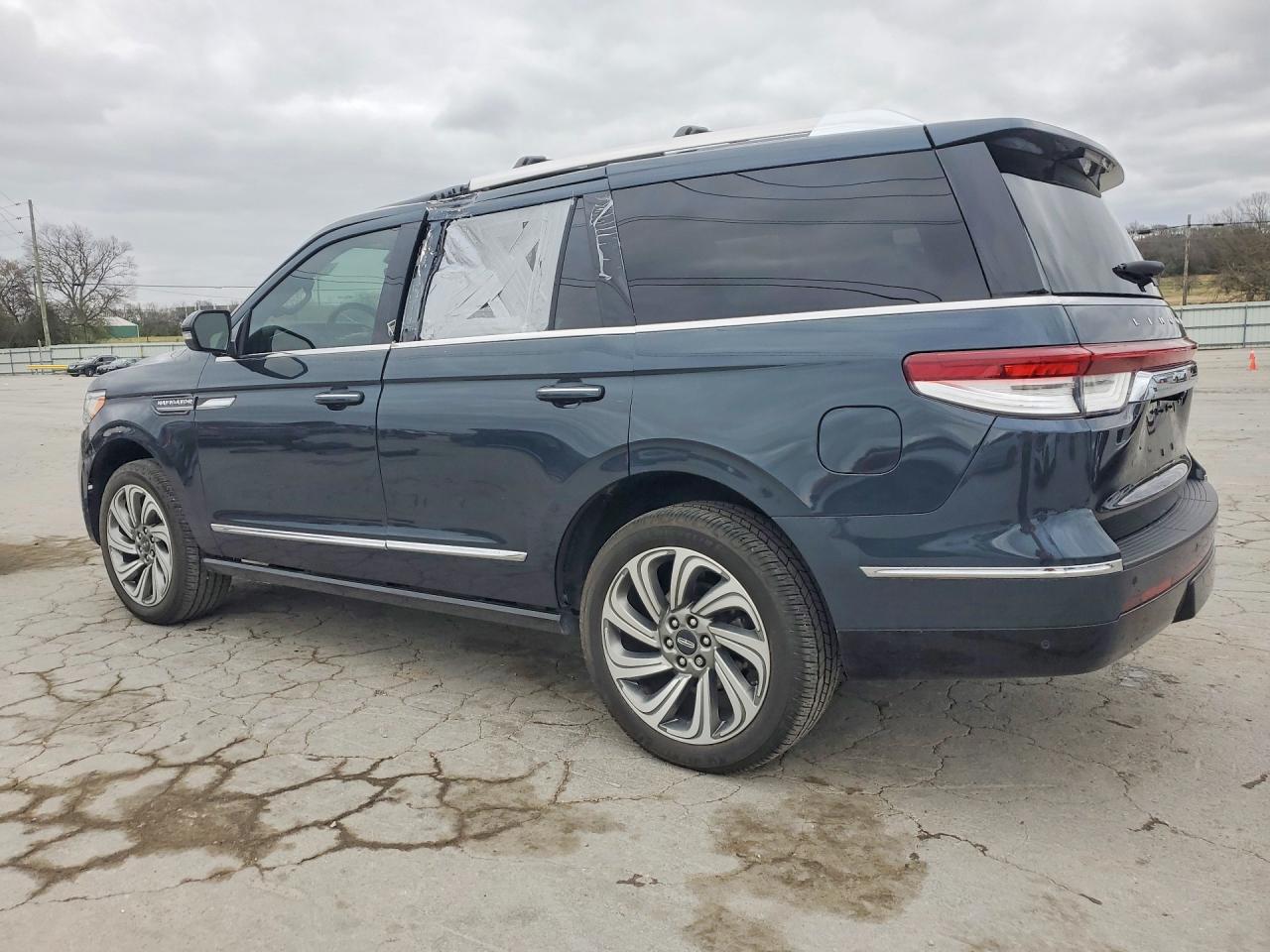 2024 Lincoln Navigator VIN 5LMJJ2LG2REL00329 photo 2