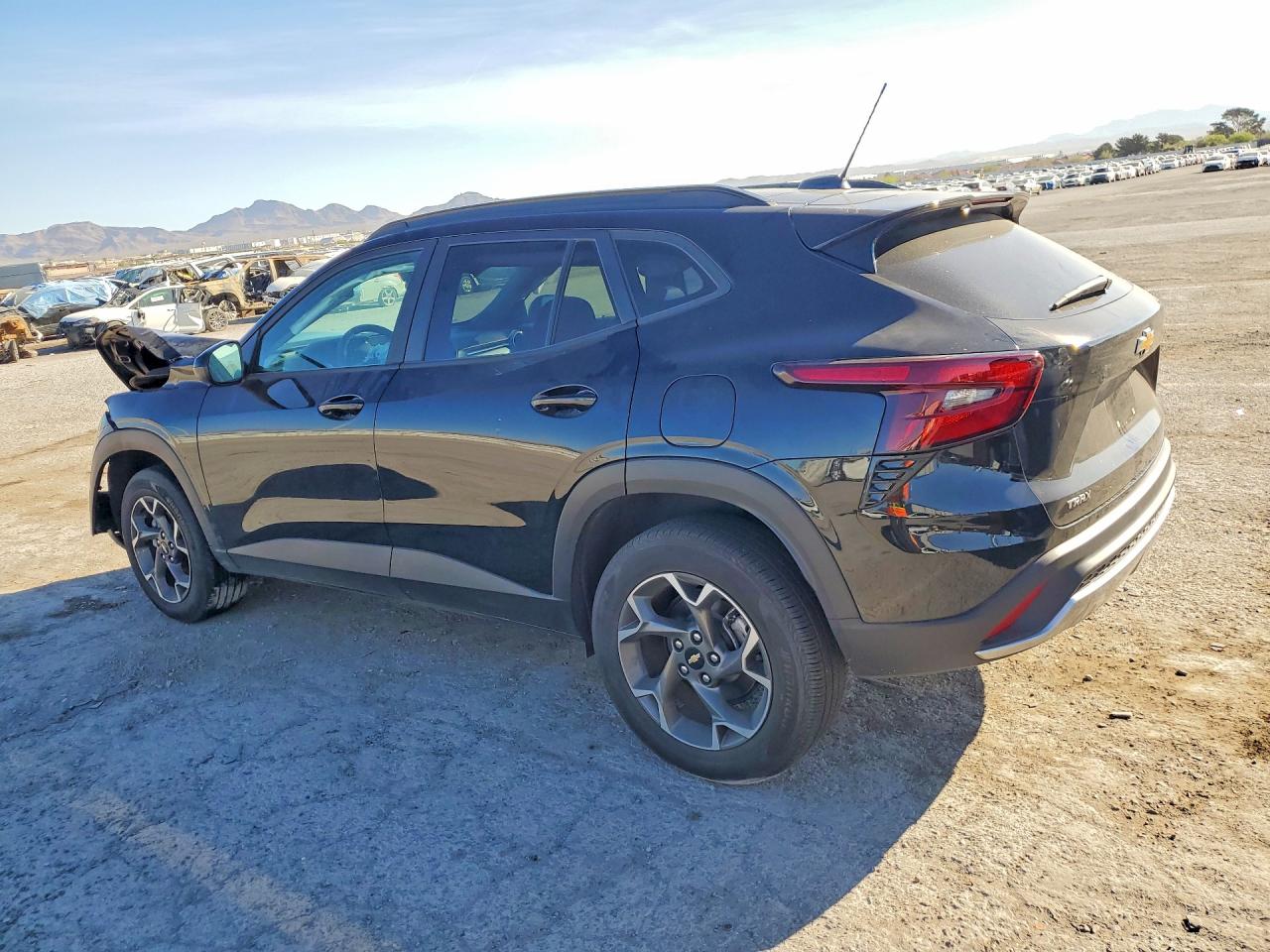 2025 CHEV Trax VIN KL77LHEP4SC036136 photo 2