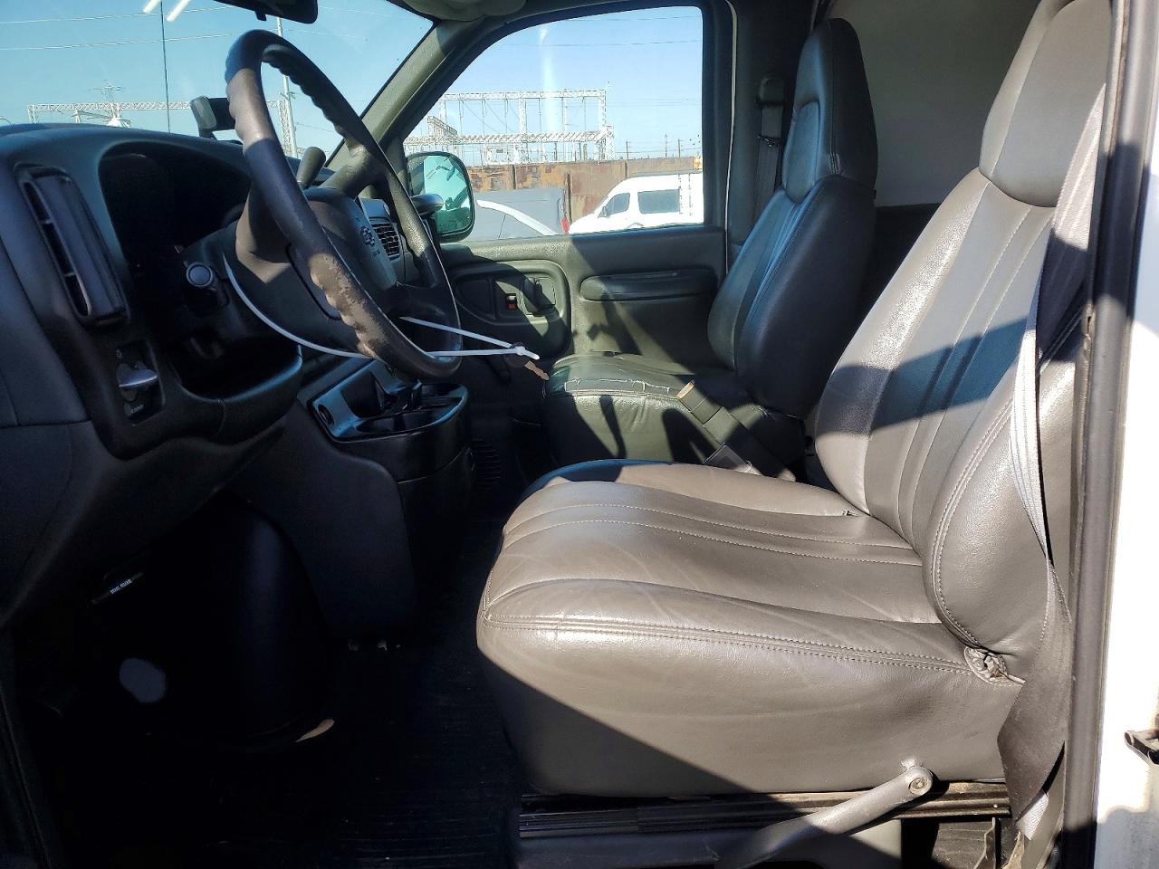2002 Chevrolet Express g1500 VIN 1GCEG15M421153304 photo 7