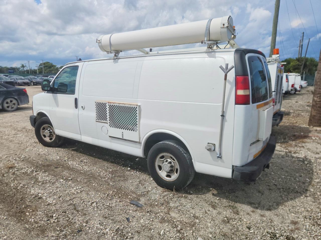 2008 CHEV Express VIN 1GCHG35K381161135 photo 2