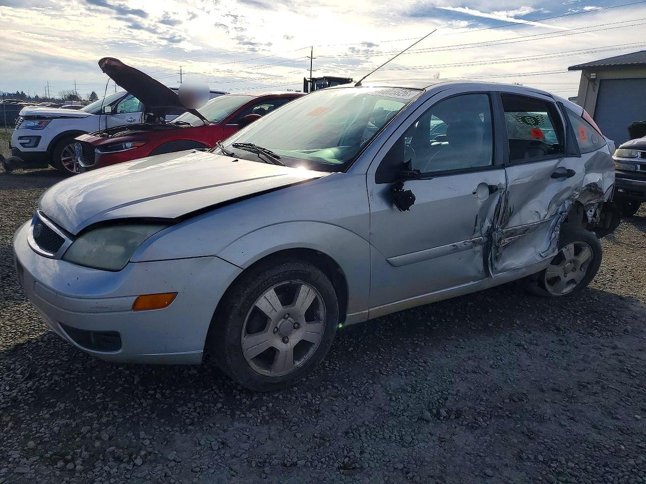 2005 Ford Focus VIN 3FAFP37NX5R150378 photo 1