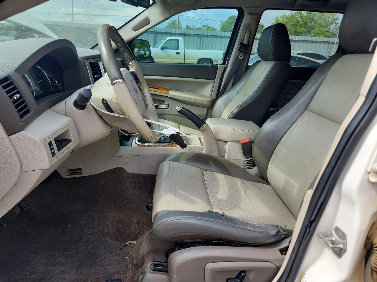 2008 Jeep Cherokee VIN 1J8HR582X8C240221 photo 7