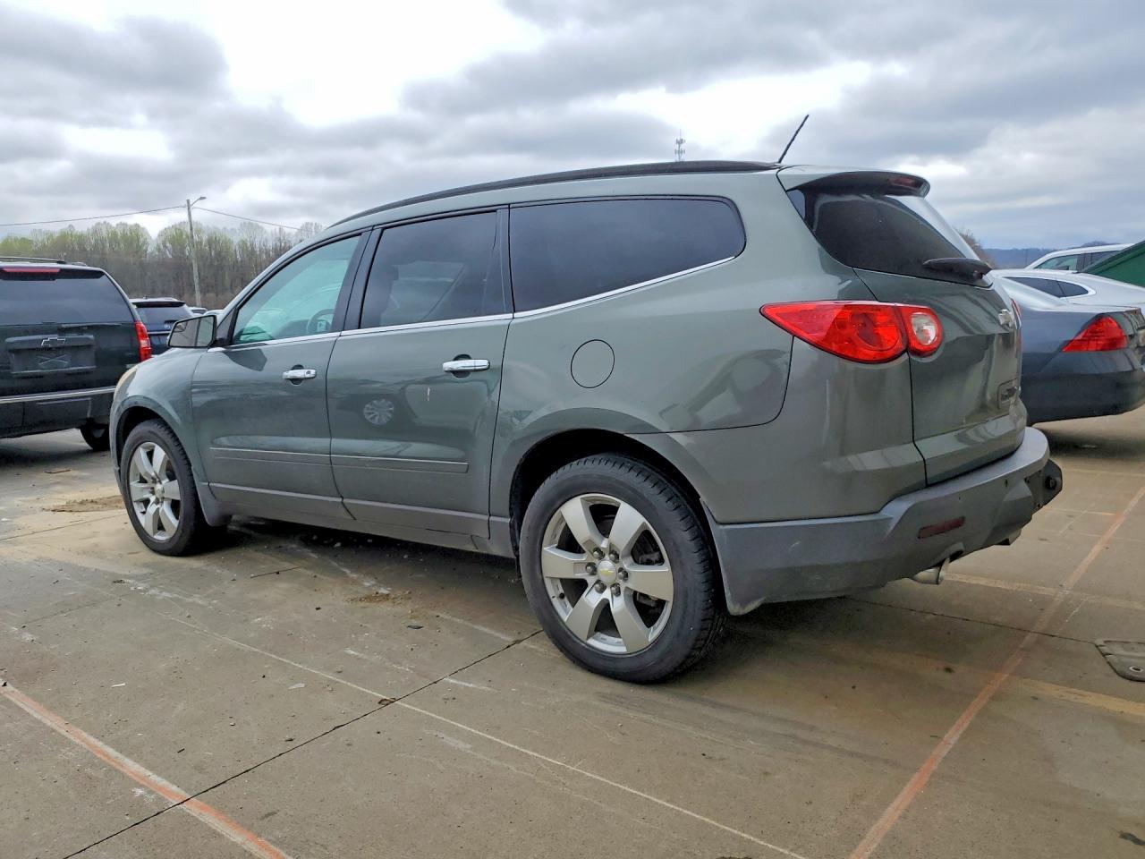 2010 CHEV Traverse VIN 1GNLRGED0AJ221513 photo 2
