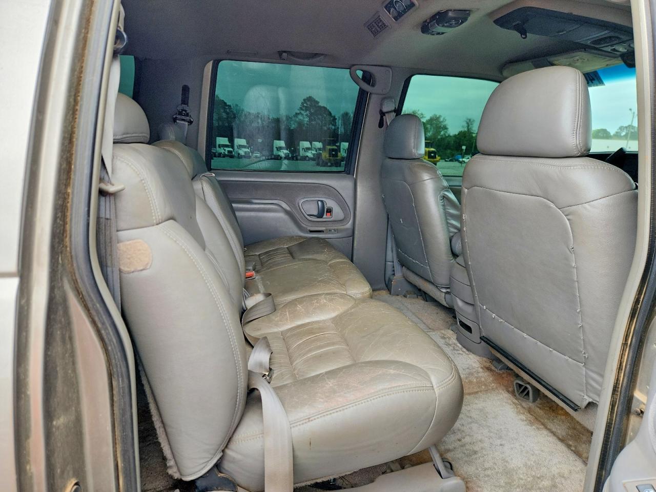 1998 Chevrolet Suburban VIN 3GNFK16R9WG142830 photo 11